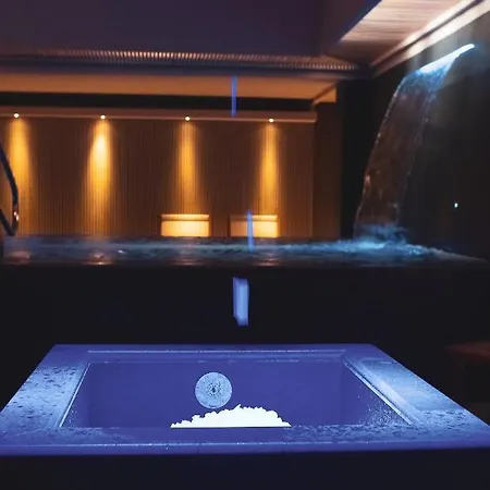 فندق Moma Wellness & 3*